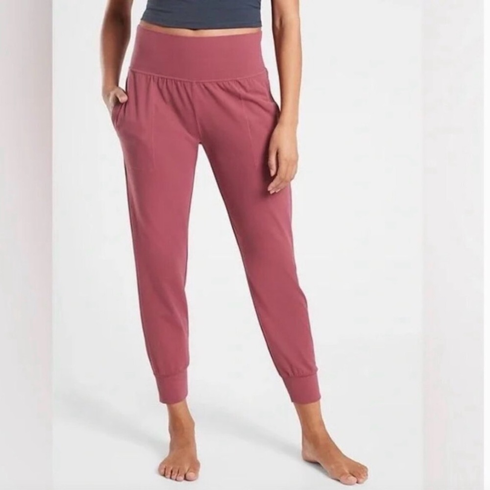 ATHLETA Salutation Jogger in Powervita XS Victorian Berry Yoga Pant Jogger